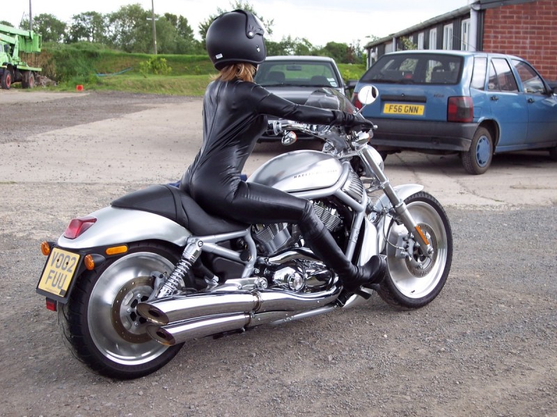 Harley Davidson V Rod
Here you see Sam riding in her V Rod to my paint shop............

