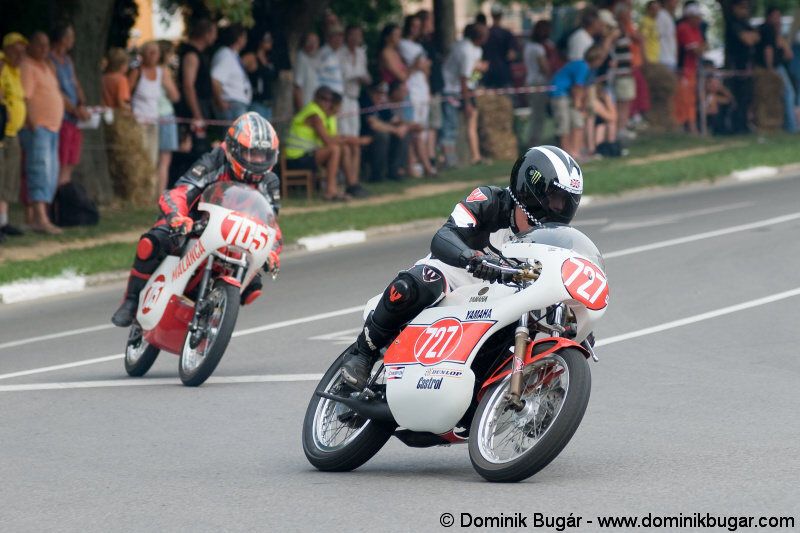 Vojta " Andy " Staniš , YAMAHA RD 200
Podjavorinský okruh 2009 , 727 - Vojtěch Staniš Yamaha RD 200 Bj. 1975 , 705 - Radek Skoupý Malanca 125 Bj. 1973 , www.vojtastanis.wz.cz
Schlüsselwörter: Yamaha , Malanca , Race , Classic-Racer