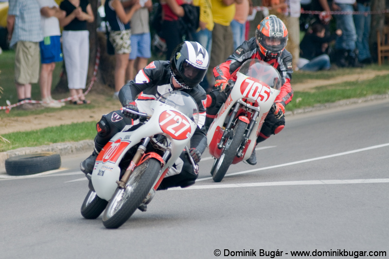 Vojta " Andy " Staniš , YAMAHA RD 200
Podjavorinský okruh 2009 , 727 - Vojtěch Staniš Yamaha RD 200 Bj. 1975 , 705 - Radek Skoupý Malanca 125 Bj. 1973 , www.vojtastanis.wz.cz
Schlüsselwörter: Yamaha , Malanca , Race , Classic-Racer