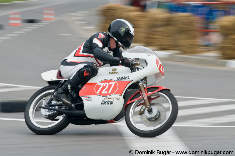 Vojtěch " Andy " Staniš , YAMAHA RD 200
Podjavorinský okruh 2009 - Vojtěch Staniš Yamaha RD 200 Bj. 1975 , www.vojtastanis.wz.cz
Schlüsselwörter: Yamaha , Race , Classic-Racer