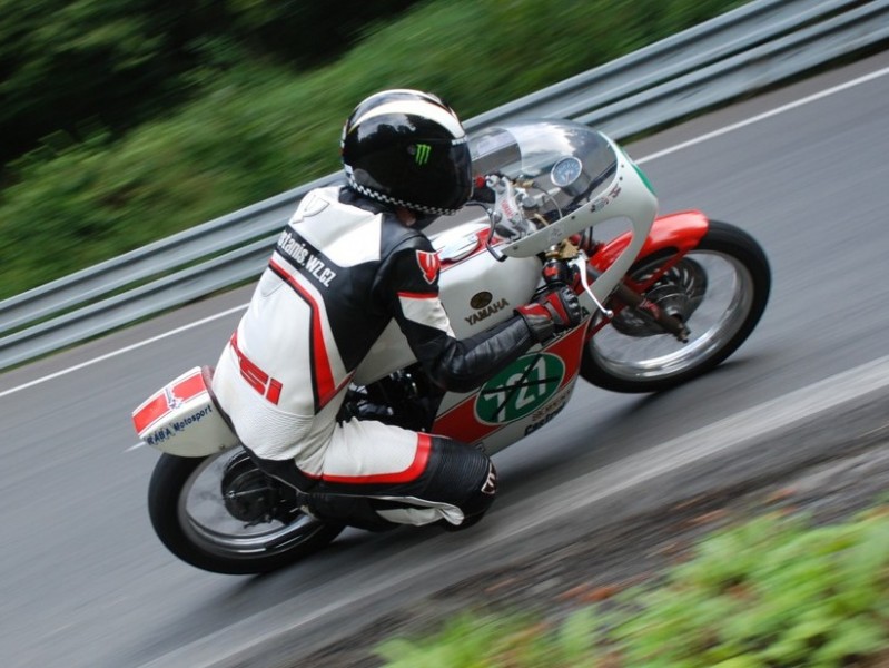 Vojta "Andy" Staniš, Yamaha RD200, Bj.1975
www.vojtastanis.wz.cz
