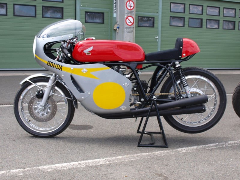 Honda
Honda 500 replica Mike Hailwood , Jim Redman
Schlüsselwörter: Honda Classic - Racer