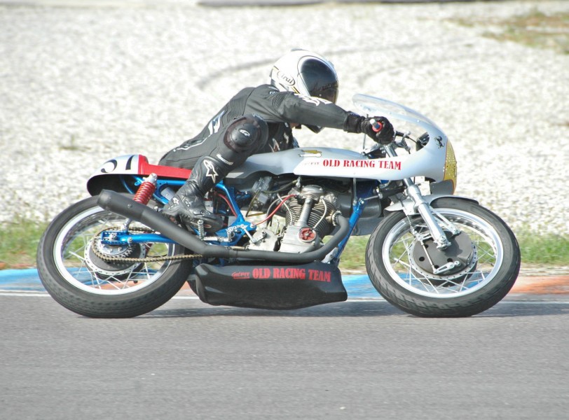 ducati 450 old racing team
Driver enrico calandrina circuito franciacorta italy campionato italiano epoca classe 500
www.oldracingteam.it
Schlüsselwörter: ducati 450 racer