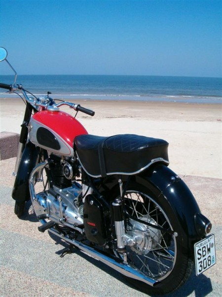 Regina 350 cc de 1952 en otro angulo
Mi Regina vista de atras con el marco precioso de la Costanera de Montevideo, Uruguay
