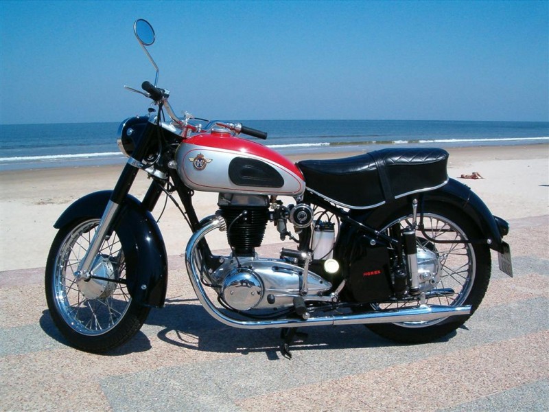 Regina 350 cc de 1952
Queria compartir con ustedes mi pasion por las motos antiguas. Esta es mi Horex Regina 350 cc de 1952.
