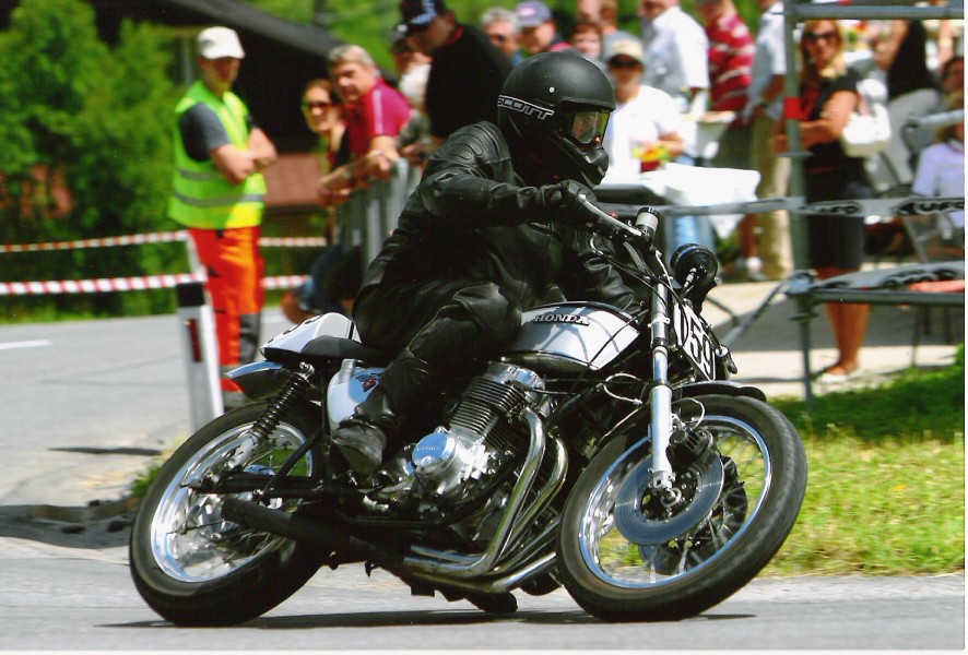 bergrennen gargellen 2007 honda cb 750 bj 1972
1971 war das letzte bergrennen von galgenul nach gargellen im montafon vorarlberg .streckenlänge 7.2 km .2007 das grosse revivel.
