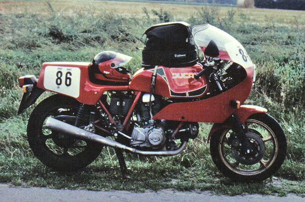 Deutschland Trophy `87
...scheiß Wetter und 2500 Km auf einer Moosgummiplatte: 
Robert Poensgen geschwert sich bei der Trophyleitung über ein brachial lautes rotes Motorrad.
Das war ich!!!! Mit einer Duc von der heute jeder sagen würde: Des g´hört sich so!! Offene Contis, offene Dell ´Ortos
