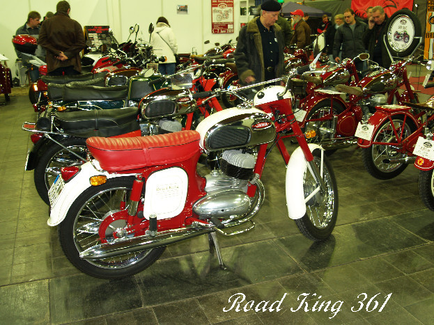 Motorradmesse Magdeburg 2009- JAWA Sonderausstellung(2)
Sonderausstellund der Jawafreunde-Magdeburg :80 Jahre Jawa
eine von 22 Exponate- Jawa 350 Road King aus den späten 60ziger Jahren
Schlüsselwörter: Jawa,Jawafreunde-Magdeburg,Motorradmesse