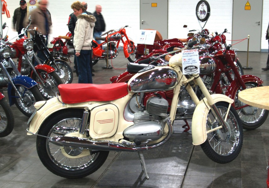 Jawa 350 Geländesport,Bj.1957
frühe Ausführung der Geländesport mit Aluzylinder (Canada-Version)
auf dem Stand der Jawafreunde-Magdeburg bei der Motorradmesse Magdeburg 2008
Schlüsselwörter: Jawa,Jawafreunde-Magdeburg,Motorradmesse