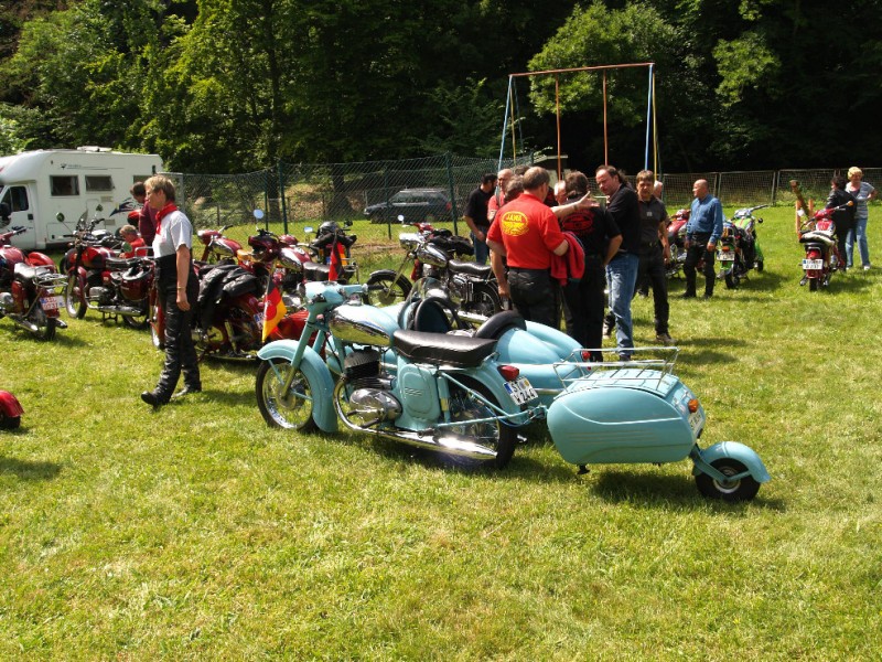 JAWA in babyblau
beim 6.Jawatreffen der Jawafreunde-Magdeburg war auch dieses babyblaue Gespann dabei
Schlüsselwörter: Jawa,Jawafreunde-Magdeburg