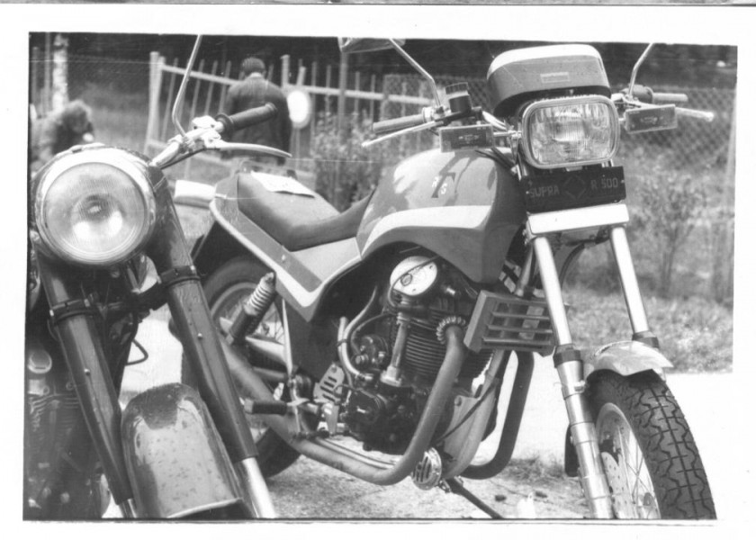 Jawa 500 ohc - Eigenbau
Dieses Foto entstand ca.1987 in Cholin (CSR)
Schlüsselwörter: Jawa,Jawafreunde-Magdeburg,Jawa 500 OHC