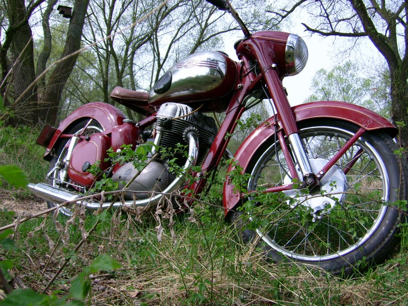 Jawa 500 ohc - 1952 " Schnecke"
Diese Ausführung gab es nur 1952 und davon wurden ca.500 Stück gebaut .
2Zyl.4Takt, 500 ccm , 26 PS
Schlüsselwörter: Jawa,Jawafreunde-Magdeburg,Jawa 500 OHC