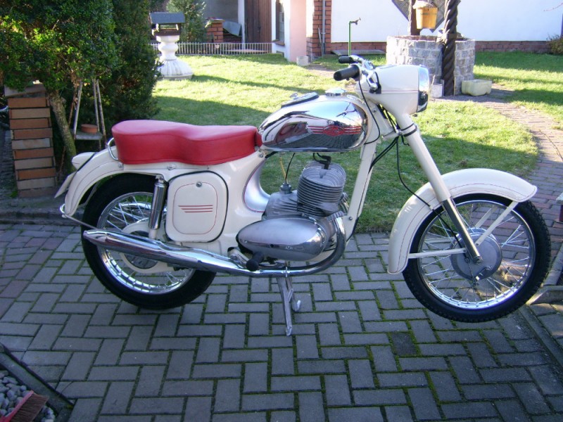 Jawa 350 Geländesport,Bj.1957
Canada-Version einer frühen GS mit Aluzylinder
Schlüsselwörter: Jawa,Jawafreunde,Geländesport