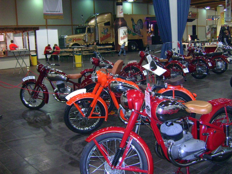 Jawa Perak
Sonderausstellung 60 Jahre Jawa 350 der Jawafreunde-Magdeburg
auf der Motorradmesse Magdeburg 2008
Schlüsselwörter: Jawa,Jawafreunde-Magdeburg,Motorradmesse