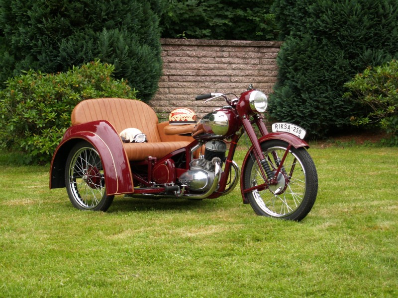 Jawa Rikscha
Jawa Rikscha von 1949 beim Jawatreffen der Jawafreunde-Magdeburg 2009
in der Mönchemühle/Harz
Schlüsselwörter: Jawa,Jawafreunde