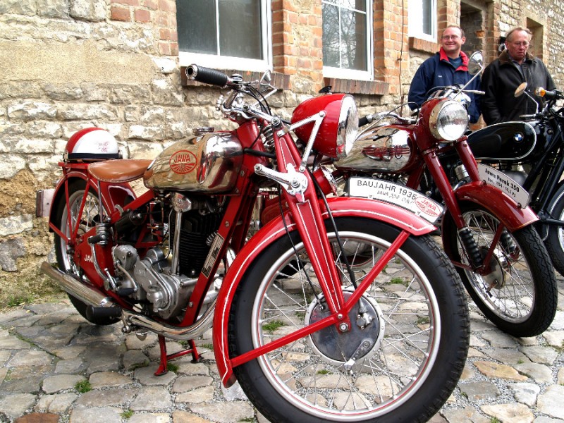 Sesoneröffnung 2008 mit JAWA 350 OHV
Bei der Sesoneröffnung der Jawafreunde-Magdeburg war diese Jawa 350 OHV von 1935 dabei .
Schlüsselwörter: Jawa,Jawafreunde-Magdeburg