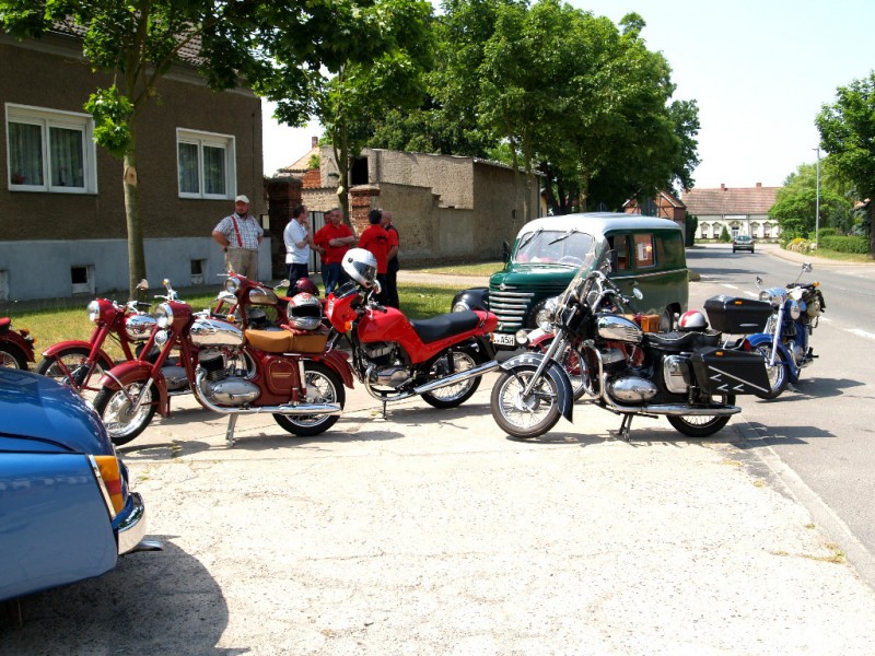 Jawa & Oldtimer beim Spargelfest
Oldtimerstammtisch Burg und Jawafreunde-Magdeburg waren zum Spargelfest in Hohenseeden eingeladen 
Schlüsselwörter: Jawa,Jawafreunde-Magdeburg