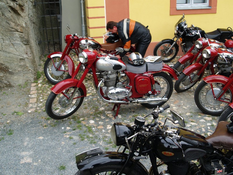 Jawa 500 ohc - Eigenbau mit Schwinge
beim 6.OHC Treffen in Auerbach war diese 500er mit Geländesportteile
Schlüsselwörter: Jawa,Jawafreunde,Jawa 500 OHC