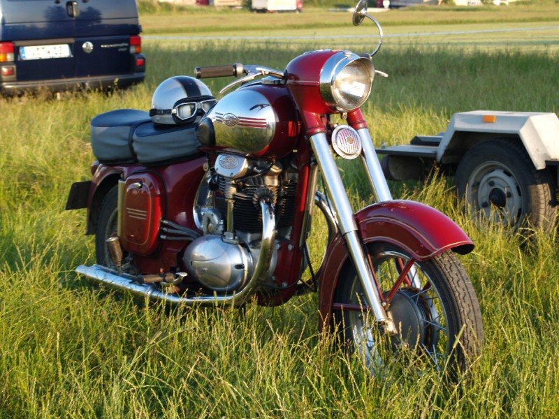 Jawa 500 ohc Prototyp mit Schwinge
6.Jawa 500 OHC Treffen in Auerbach - Prototyp von 1956
Schlüsselwörter: Jawa,Jawafreunde,Jawa 500 OHC