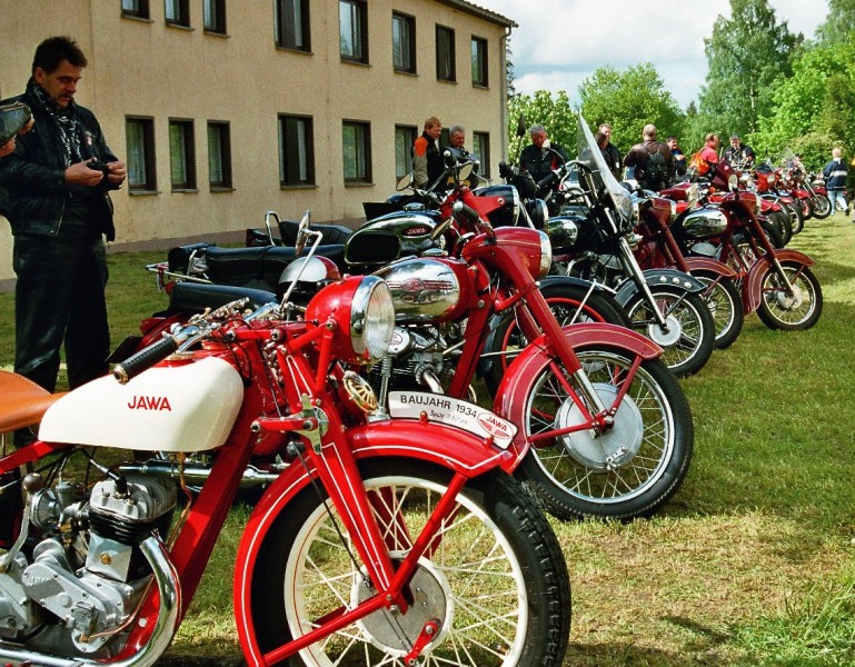 Jawatreffen Almsfeld 2004
entstanden beim Jawatreffen der Jawafreunde-Magdeburg 2004 in Almsfeld
vorne eine Jawa 350 sv,dahinter eine 500 OHC
Schlüsselwörter: Jawa,Jawafreunde-Magdeburg,Jawa 500 OHC,Almsfeld