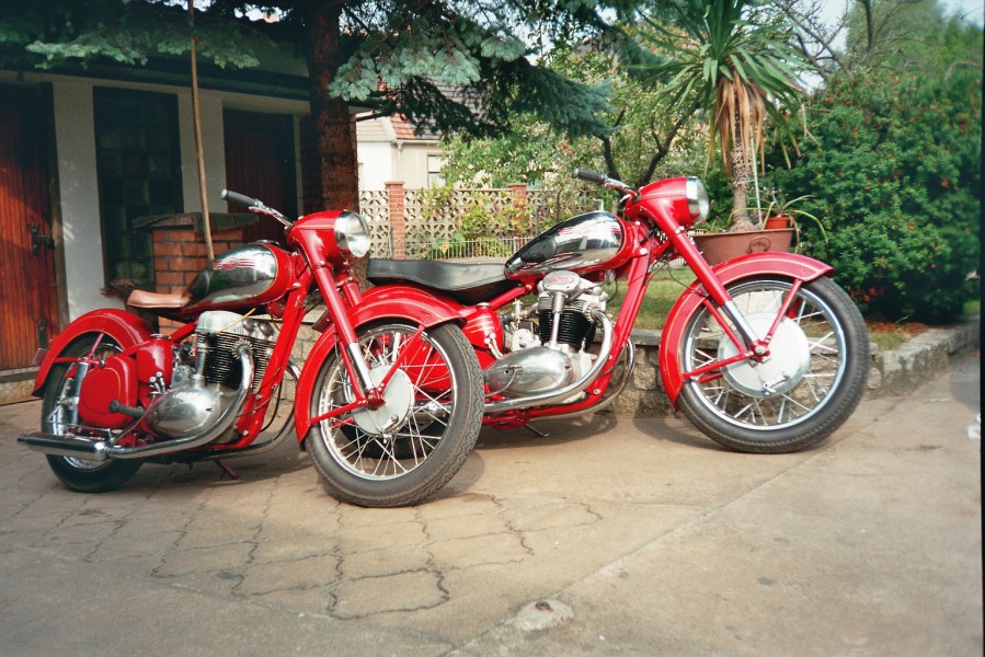 Jawa 500 ohc - 1952 & 1957
erste und letzte Ausführung der Jawa 500 OHC 
mit 2Zyl.4Takt und Königswelle
Schlüsselwörter: Jawa,Jawafreunde-Magdeburg,Jawa 500 OHC