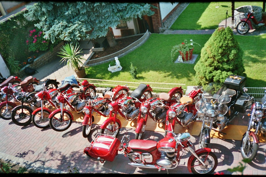 Jawafreunde in Gommern
Jawafreunde-Magdeburg traffen sich nach einem Oldtimertreffen in Gommern zum Grillen
Schlüsselwörter: Jawa,Jawafreunde-Magdeburg