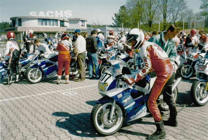 Zuvi Solitude Hockenheim 29.04.1990
Die Mopeds im Parc Pherme abgestellt. Mit der Nr.#509 vorne links mit der Yamaha-Kombi das ist die Babett Scheider aus Karlsdorf. Das Mädche hat hier
einen dritten Platz in der Klasse 4 eingefahren, Weltklasse, sie war sauschnell.
