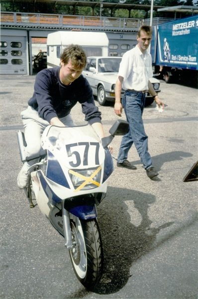 Zuvi Solitude Hockenheim 29.04.1990
Meine Zuvi-Premiere, mein Teamchef Torsten im blütenweißen Hemd schaut ganz kritisch.
