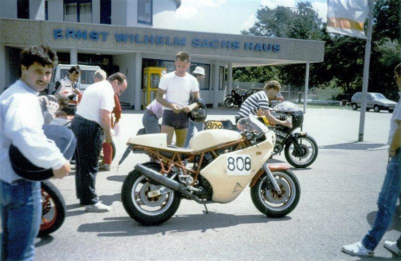 Zuvi Solitude Hockenheim 29.04.1990
#808 Hans Furtwängler aus Gutach mit Ducati ZDM 750S, im Hintergrund #809 Michael Stock aus Köln mit BMW R 90S auf dem Weg zum Parc Pherme 
