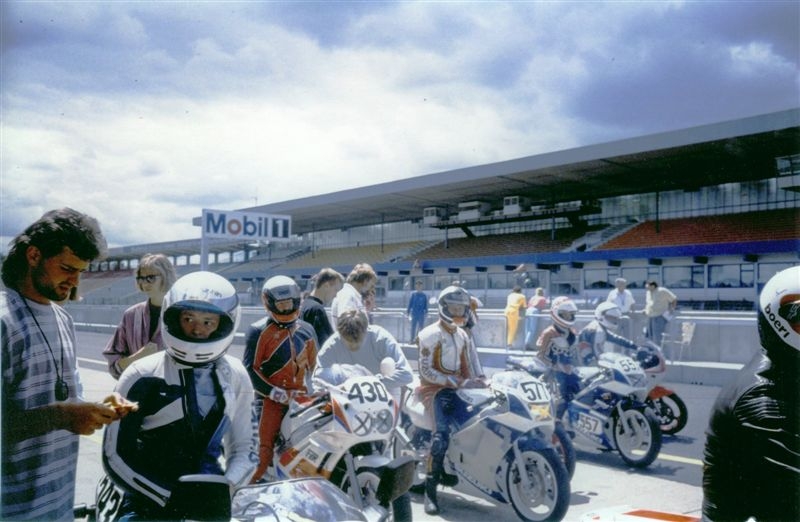 Rheintal Mo-Rallye Hockenheim 01.07.1990
links #543 Michael Glockner aus Hamburg, #430 Frank-Stefan Lebkücher aus Flörsheim-Dalsh., #577 J.W. aus H., #557 Simone Welle aus Oberkirch
immer die Warterei vor der Stempeluhr
