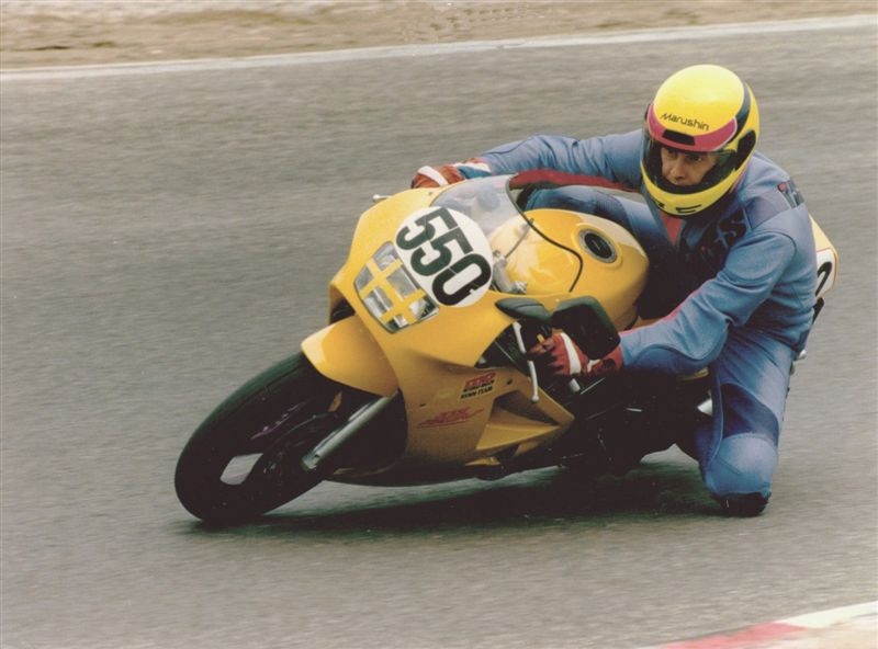 Zuvi Hockenheim Solitude 1991
34. ADAC Prüfungsfahrt Solitude Hockenheim am 28.04.1991
1. Zuvi in der Saison '91
Jens Winter auf RGV 250
Motorrad neu lackiert, neuer Kombi, neuer Helm. Sturz in der Senke nach Sachskurve übers Vorderrad 3. Runde Sprintprüfung, alles kaputt.
