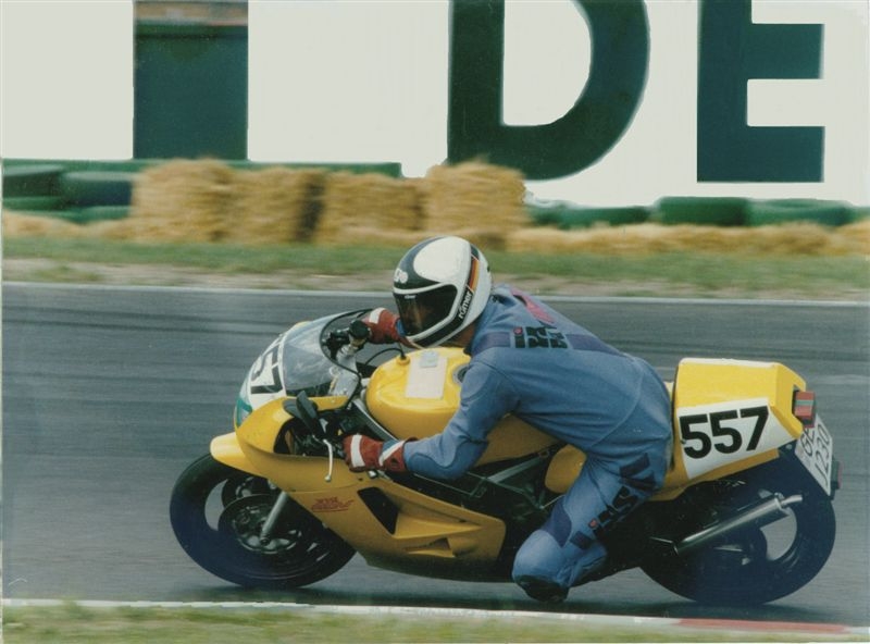 Zuvi Rheintal Mo-Rallye Hockenheim
19. ADAC Rheintal Motorrad-Rallye Hockenheim am 21.06.1992
#557 Jens Winter Suzuki RGV 250 Klasse 4
Foto: W. Kotausckek, Köln aufgenommen in der Sachskurve
