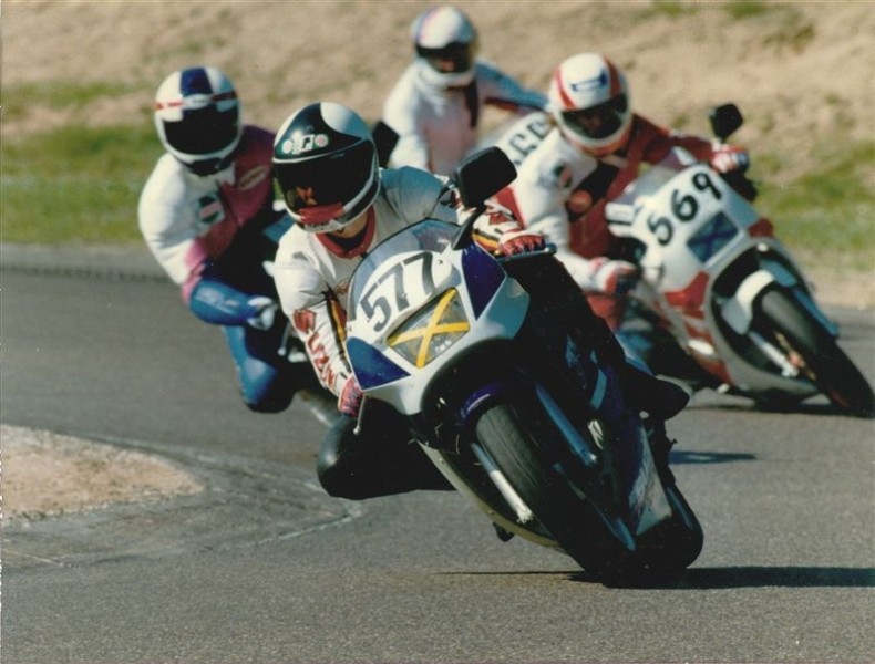 Zuvi Hockenheim Solitude 1990
33. ADAC Prüfungsfahrt Solitude Hockenheim am 29.04.1990
Jens Winter aus Heuchelheim-Klingen Südpfalz (da wo es den besten Wein gibt)
#557 Suzuki RGV 250.
#569 Joe Kuhn aus Langenfeld auf Yamaha TZR 250
ganz hinten #566 Markus Brutsch aus Markdorf auf Yamaha TZR 250
Fotograf: W. Kotauschek, Köln
