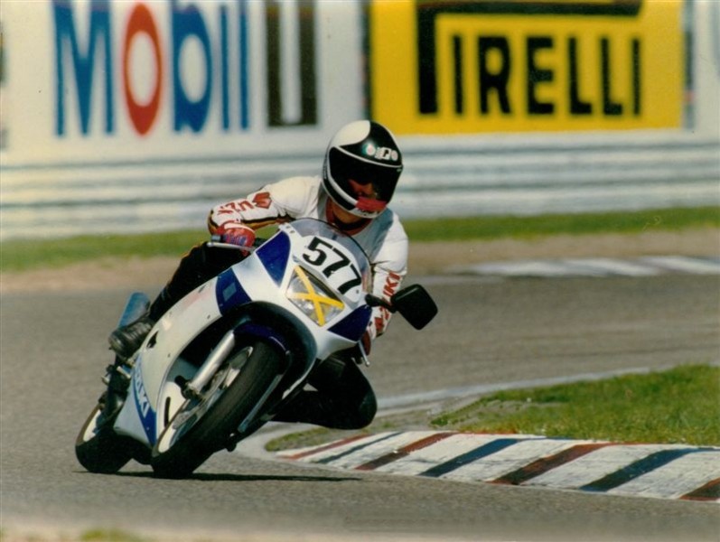 Zuvi Hockenheim Solitude 1990
33. Prüfungsfahrt Solitude für Motorräder in Hockenheim am 29.04.1990
Fahrer: Jens Winter auf Suzuki RGV 250
Mein 1. Zuvi, in der Sprintprüfung nach 2 Runden in der Sachskurve  im Kiesbett gestanden, zu spät gebremst. Weitergefahren und SP beendet.
1 Tag vor meinem Geburtstag, es gab nichts zu feiern!



