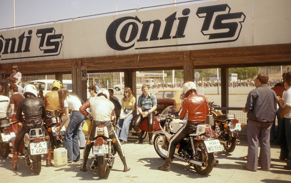 Hockenheim 1977
Beim Warten vor der Zeitkontrolle
Bild Toni Volz
