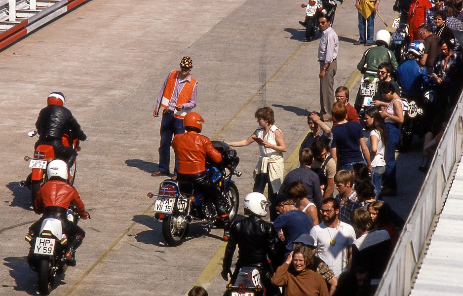 Solitude Prüfungsfahrt 1981
Warten an der Box
Toni Volz
