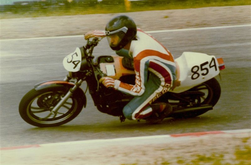 Zuvi Rheintal 29.05.1982
Meine zweite Veranstaltung in Hockenheim 1982. Die Yamaha RD 250 sieht aus wie ein Superbike mit dem Höcker. Aber für ne Vollverkleidung hat es noch nicht gereicht denn ich war noch in der Schule.
Trotzdem 9 Platz.
