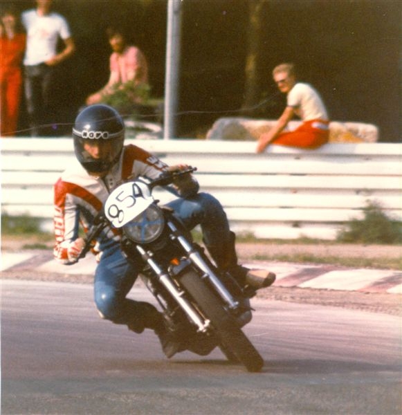 Zuvi Rheintal 29.05.1982
Hier bei der Sprintprüfung mit der Yamaha RD 250 LC. Diesmal lief alles glatt; im Endergebnis Platz 9 von ca. 70 Teilnehmern und damit meine ersten Lizenzpunkte. Das war ein richtig geiles Gefühl.
