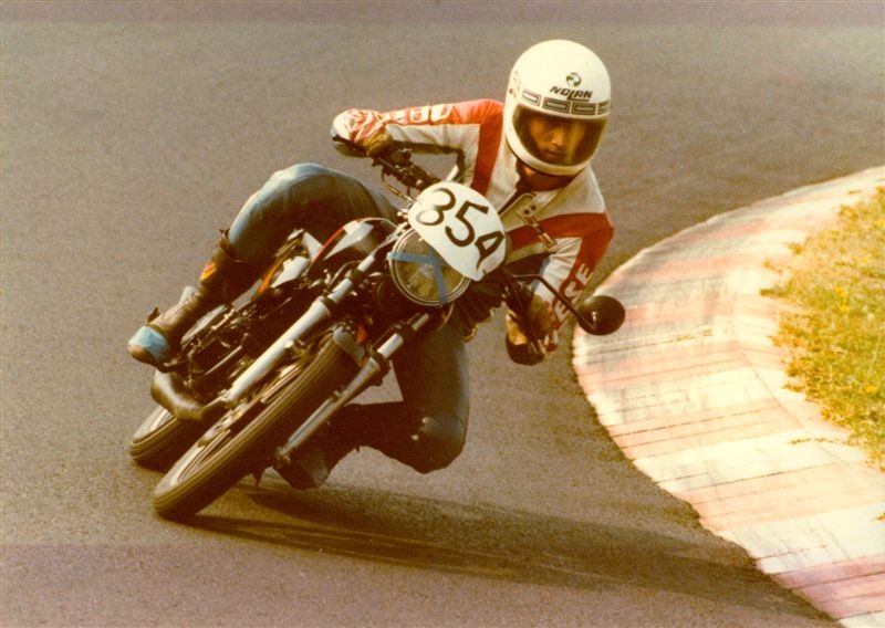 Zuvi Kannenbäckerland 18.09.1982
Zuvi im Spätsommer 1982 auf dem Nürburgring. Ohne Verkleidung war man aber mit der Yamaha verloren dort; ich glaube 20. im Endergebnis.
