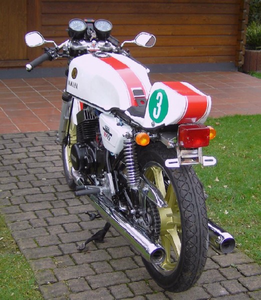 Yamaha RD 250
Die RD 250 wurde in 8 Wochen so umgebaut und technisch wieder in Ordnung gebracht.
Alle Alu - Teile  wurden poliert.
