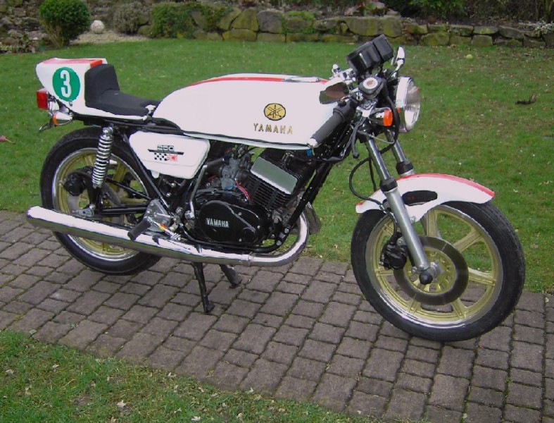 Yamaha RD 250
Das Motorrad ist verkauft, sie war auf dem 70er Jahretreffen in Appelhülsen stark umlagert ,nein es ist keine TZ mit Strassenzulassung.Es ist
 RD 250 Typ 1A2 Bj. 1979 mit Transistorzündung , der Tank ist ein Cover (Haube) von M.Luebbers aus Lingen der auch den Höcker bzw. den Kotflügel gefertigt hat. Die RD hat ausserdem eine Raask - Fußrastenanlage und Cuppini Stummellenker. Motor läuft rund , laut Tacho ca.23500 km, Vergaser - Innenleben komplett neu gemacht, umgebaut auf Gemischbenzin. Weitere Infos sende ich gern zu.
