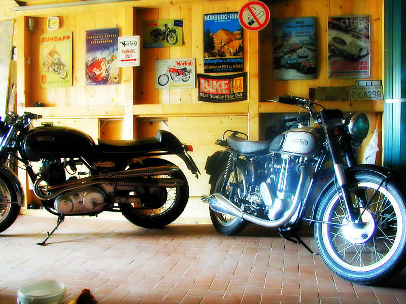 in einer Garage
Norton ES2 Bj. 1951 + Norton Commando 850 Scrambler
