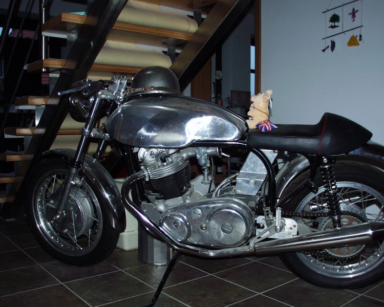 unter der Treppe
Cafe Racer mit 850er Commando Motor +40 Pistons ( leadfree ) Primär beltdrive Grimeca ( Nachbau ) Doppelduplex V-Rad Bremse Ducati H-Rad 
