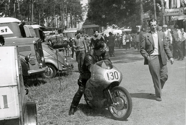 Werdegang eines 3 fachen Deutschen Meisters 1960,1963,1964 Heiner Butz Aspisheim
Impressionen aus dem Fahrerlager Ende der 50er Anfang der 60er Jahre.
Hier auf dem Bild der Ingelheimer Ludwig Malchus. Eine Anektode, nicht von da oben aber in Schleiz in der damaligen DDR spielte sich wie folgt ab:
 Die Freundschaft zwischen den NSU Fahrern ging so weit,das Heiner nach einem Motorschaden im Training und erfolgloser Reparatur um  Mitternacht Ludwig aus seiner Ruhestätte weckte und den Ersatzmotor   geliehen bekam. Als Dank überholte Heiner den Leihgeber im Rennen, schließlich hat dieser Sport für jeden einzelnen das Ziel der schnellere zu sein.

