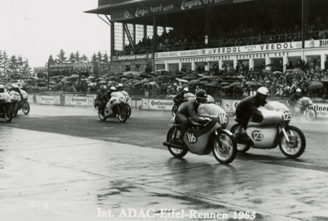 Werdegang eines 3 fachen Deutschen Meisters 1960,1963,1964 Heiner Butz Aspisheim
Hilfe die Hondas kommen!
Heiners Sportmax Nr. 123 ist von weitem kaum noch als das Motorrad zu erkennen wie er es seit 4 Jahren fährt .Horex Telegabel, Wespentaille Verkleidung nach Italienischem Vorbild und BMW Bremse lassen dieses Motorrad nur noch für Insider als eine NSU Sportmax durchgehen.
Während NSU die Produktion der Max im Jahr 1963 entgültig eingestellt hat, und im Versuch an 4 Rädrigen Erlkönigen mit Wundersamen Geheimen Motoren experimentiert wird, müssen sich die verbliebenen Motorradrennfahrer auf NSU selber mit der Weiterentwicklung helfen.
Nur noch durch Beziehungen können die letzten Verschleißteile ergattert werden,das Motorrad ist bei NSU für immer und ewig abgeschrieben.
Roller und Mopeds werden noch eine Weile verkauft,aber die letzte Motorrad Konstruktion die NSU Maxi mit 175ccm kann den  am Boden liegenden Motorradverkauf auch nicht mehr abwenden . Mitsamt den Fertigungseinrichtungen wird sie ins komunistische Jugoslavien (Pretis Sarajewo) verkauft um Platz für die Bänder der neuen Autotypen zu schaffen.

Bei der Sportlerehrung die NSU immer im Spätjahr durchführte, gab es bereits die Deutschen Tourenwagen Meister Siegfried Spiess und Karl Heinz Panowitz auf NSU Autos, in denen Anfangs der Rodersche Max Motor in Doppelter Ausführung werkelte.Dieser wurde ab 1964 durch einen nicht minder erfolgreichen 4 Zylinder Motor ersetzt,den auch  Friedl MÜNCH für seine Mammut  Legende verwendet hat.
Jean Behra gewann 1963 seine Klasse bei der Ralley Monte Carlo auf NSU Prinz! 
Auch die Tour d´Europe mit Erich Bitter(der die heißen  Opels gebaut hat) sowie das längste Rennen der Welt in Argentinien und viele weitere Erfolge konnten Prinz Fahrer in ihrer Klasse für sich in Heiners letztem NSU Jahr entscheiden. 

Neben Heiner Butz als Deutschen Strassenmeister rundeten ´63 Erwin Schmieder auf Geländemax zum 6.Mal in Folge und der Gespannfahrer Josef Kelle als Seitenwagenmeister im Gelände die Meisterfeier ab.
Die Ära einer der erfolgreichsten Deutschen Serien und Rennmaschine geht zu Ende.
