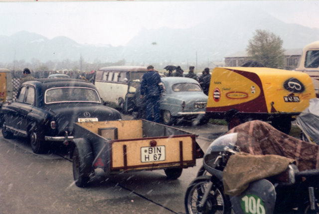 Werdegang eines 3 fachen Deutschen Meisters 1960,1963,1964 Heiner Butz Aspisheim
In Salzburg kann das Wetter manchmal Grausam sein, das ist heute noch manchmal so,obwohl nicht mehr wie hier auf der Autobahn sondern beim Fuschl See gefahren wird.Ich drücke den Stropeks für den 18.20.Juli 2008 alle Daumen!
Heiners Max hat die neue Aluverkleidung, wie sie Mike Hailwood erstmals 1958 an seinen NSU´s verwendet hat.
