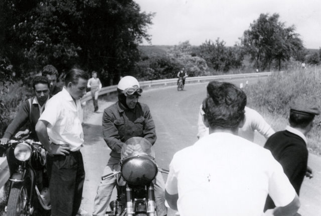 Werdegang eines 3 fachen Deutschen Meisters 1960,1963,1964 Heiner Butz Aspisheim
Heiners nagelneue NORTON MANX ist da, die Kumpels aus dem Dorf sichern die Landstrasse um Aspisheim für die erste Probefahrt ab. 
Man kann die Freude in den Gesichtern sehen,das ist eine Tolle Maschine und Heiner steigt in die höhere Kubik Klasse auf.
