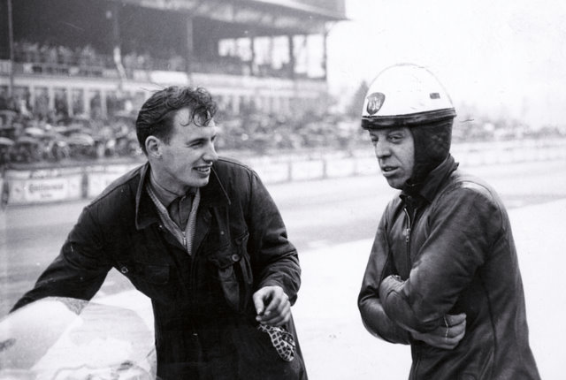 Werdegang eines 3 fachen Deutschen Meisters 1960,1963,1964 Heiner Butz Aspisheim
Eifelrennen Nürburgring Ende April in Deutschlands Sibirien, meine Heimat die Eifel !
Heiner zittert sich warm.....
Links sein Cousin, der ständige Begleiter und Helfer in jenen Jahren.
Er war es auch der sich auch um  Bilder für die Nachwelt kümmerte.
