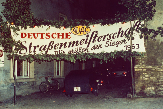 Werdegang eines 3 fachen Deutschen Meisters 1960,1963,1964 Heiner Butz Aspisheim
1963 Am Ende hat es wieder geklappt und in Aspisheim knallten wieder die Korken.
Mit dem Oldtimer,die von Heiner stark modifizierte NSU Sportmax wurde die letzte Strassen Meisterschaft gewonnen.Nur Erwin Schmieder fuhr ohne Unterbrechung weiterhin mit der Geländemax Deutsche Meistertitel ein.
