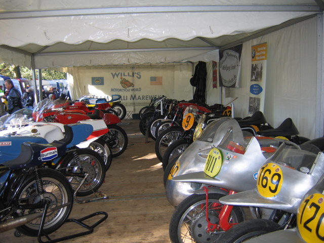 Hamburger Stadtparkrennen 2007
In Hamburg sieht man Maschinen hautnah in Action,und aufgereiht im Zelt des Hamburger Motorsport Clubs.Hier das Zelt für die Paddock Besucher.Linke Reihe die Wilden(GT Karl´s Suzuki,Florin KÖNIG,Yamaha TZ500 MV,Gilera,Honda, Rechts die 30er-50er Werks NSU,BMW,DKW,HOREX usw.
